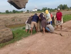 Warga Desa Sidang Makmur Membangun Gorong – Gorong Secara Swadaya