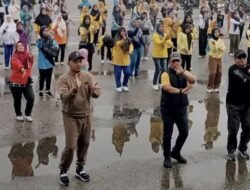 Meskipun Diguyur Hujan Ribuan Emak-Emak Ramaikan Senam Sehat Bersama Agus Nazar.