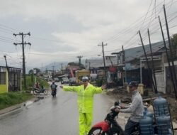 Tak Kenal Cuaca, Polwan Satlantas Polres Lakukan Gatur Pagi Hari Meskipun Turun Hujan
