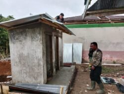 Satgas TMMD Ke- 123 Kodim 0416/Bute Pasang Atap Seng untuk MCK Di Madrasah Ibtidaiyah Nurul Falah