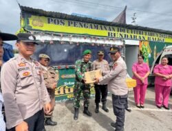 Plt. Kapolres Bersama Wakil Ketua Bhayangkari Cabang Toba Serahkan Bingkisan Lebaran Di Pos PAM Dan Pos Yan