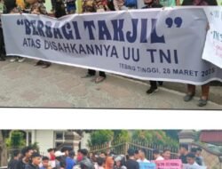 Wujud Syukur Pengesahan UU TNI, Masyarakat Pendukung TNI Dan Organisasi Pemuda Bagi Takjil