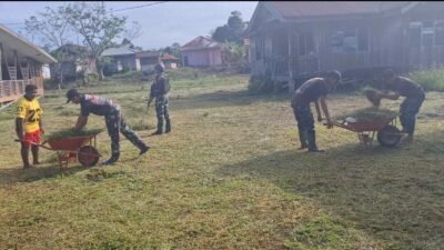 Jaga Kebersamaan, Satgas Yonif 642/Kps Laksanakan Kegiatan Gotong Royong Bersama Warga