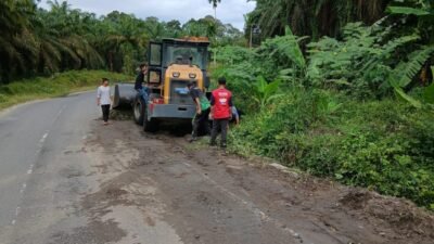 Manajemen PKS TSP Silau Padang  Bergotong Royong Bersama Camat Dan Masyarakat Sipispis