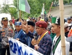Mahasiswa Yang Tergabung Dalam Aliansi Cipayung Gunungsitoli – Nias Menggelar Unjuk Rasa Di DPRD Kabupaten Nias