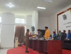 Wabup Nisel, Ir. Yusuf Nache, ST.,MM Saat Menyerahkan Berita Acara Akhir : Begini Pendapat Bupati Nisel Pada Ketua DPRD Nisel
