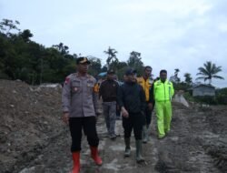 Kapolres Humbang Hasundutan Tinjau Lokasi Longsor Dan Salurkan Bantuan Ke Posko Bencana
