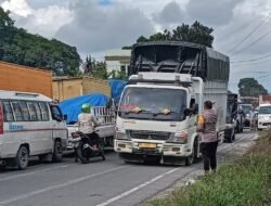 Kapolres Toba Respon Cepat Saat Antrian Panjang Mobil Isi BBM Di SPBU Silangit