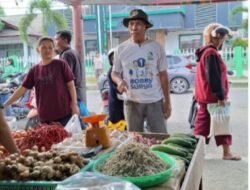 Wakil Ketua DPRD Gunungsitoli Terciduk Warga Berbelanja Di Pasar Tradisional, Harga Cabai Capai 150 Ribu/Satukilo