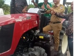 Bupati Nias Yaatulo Gulo Menyerahkan Alat Mesin Pertanian Kepada 51 Kelompok Tani Di Hiliweto Gido