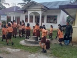Kepala Sekolah SD Negeri 071051 Bawonaoha Tanozisokhi Telaumbanua Gelar Gerakan Bersih Lingkungan Sekolah