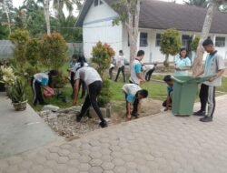 Kepala Sekolah SMA Negeri 1 Bawolato ROSMAWATI HAREFA S.Pd. Gelar Aksi Bersih Lingkungan Sekolah