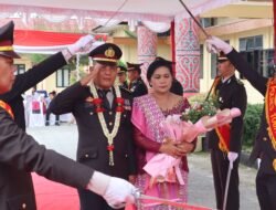 Di Hari Bhayangkara Ke‑80, Tradisi Pedang Pora Iringi Pelepasan Perwira Purna Bhakti Polres Toba