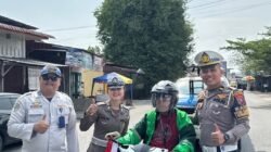 Tumbuhkan Semangat Nasionalisme, Sat Lantas Polres Tebing Tinggi Bagikan Bendera Merah Putih