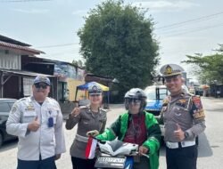Tumbuhkan Semangat Nasionalisme, Sat Lantas Polres Tebing Tinggi Bagikan Bendera Merah Putih