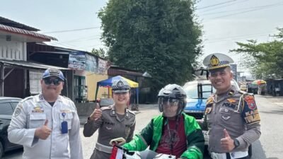 Tumbuhkan Semangat Nasionalisme, Sat Lantas Polres Tebing Tinggi Bagikan Bendera Merah Putih