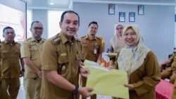 Serahkan SK Program Indonesia Pintar, Wali Kota Tebing Tinggi Minta Kepala Sekolah Bekerja Adaptif Dan Berintegritas