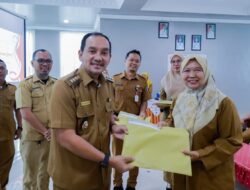 Serahkan SK Program Indonesia Pintar, Wali Kota Tebing Tinggi Minta Kepala Sekolah Bekerja Adaptif Dan Berintegritas