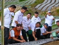 Bupati Dan Kapolres Humbahas Ikuti Vidcon Dan Laksanakan Gerakan Penanaman Bawang Putih Serentak