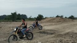 Latihan Motocross Di Sirkuit Buatan Motocross Jadi Hiburan Sore Masyarakat Tebing Tinggi