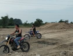 Latihan Motocross Di Sirkuit Buatan Motocross Jadi Hiburan Sore Masyarakat Tebing Tinggi