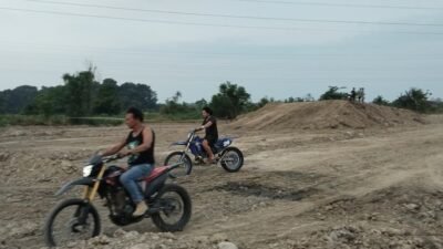 Latihan Motocross Di Sirkuit Buatan Motocross Jadi Hiburan Sore Masyarakat Tebing Tinggi