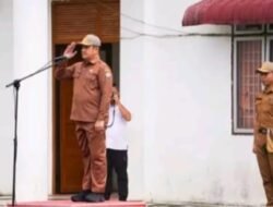 Pimpin Apel PJ. Sekda Amsarno Di Upacara Bendera Di Halaman Pemkab Nias Selatan