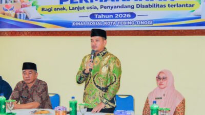 Serahkan Bantuan Permakanan, Wali Kota Tebing Tinggi Ajak Tingkatkan Empati Terhadap Warga Kurang Mampu